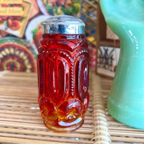 Vintage LE Smith Moon and Stars Spice Shaker Ruby Red Amberina Glows - Picture 3 of 5